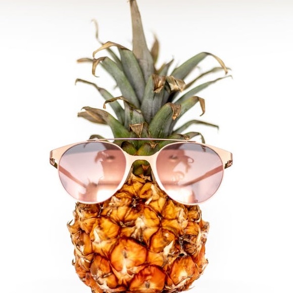 Aloha and welcome to my closet! - Picture 2 of 4